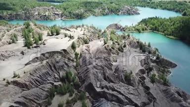 从一棵树的沙坑和一个<strong>湖水</strong>的湖泊中可以看到生动的鸟瞰效果，就像一座有瓦勒的微型山脊